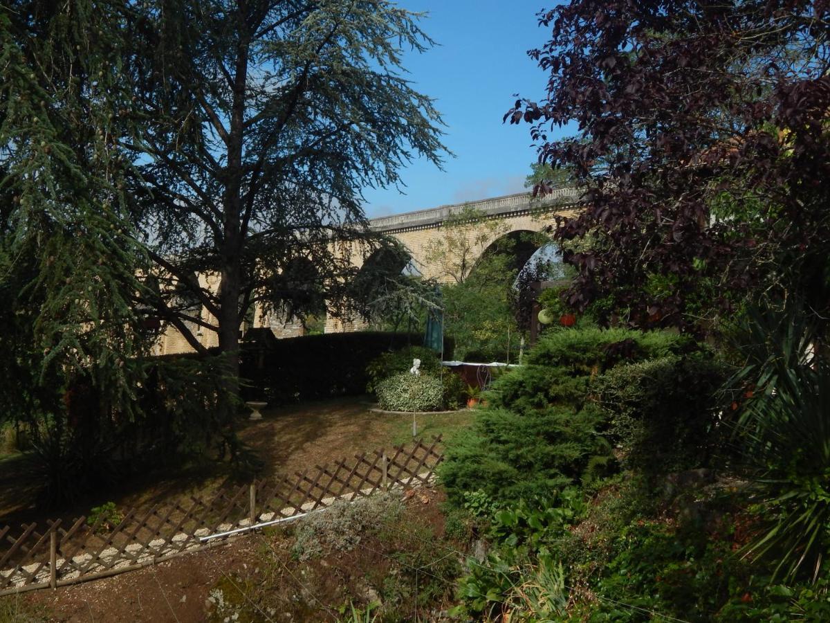 The Petite Chalet Chambre D'Hotes L'Isle-Jourdain  エクステリア 写真