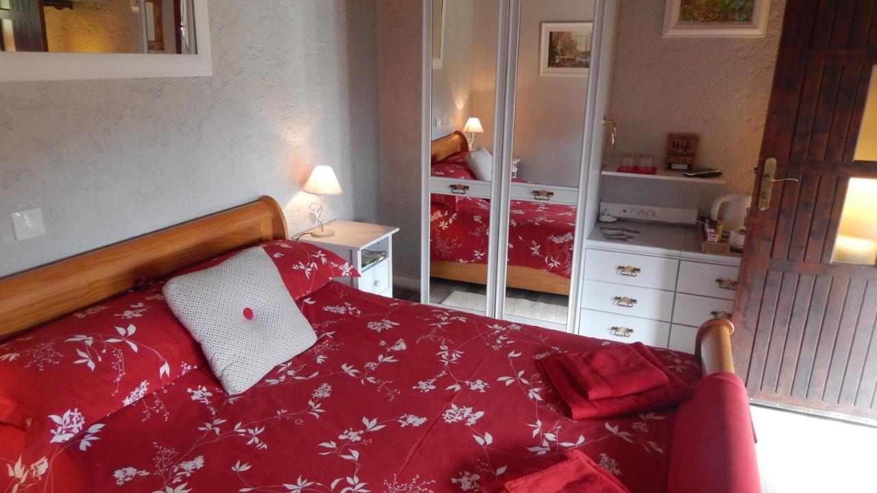 The Petite Chalet Chambre D'Hotes L'Isle-Jourdain  エクステリア 写真